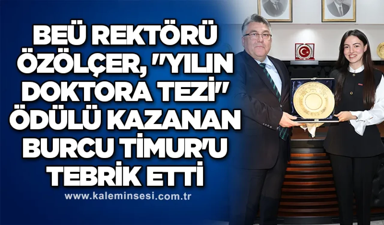 BEÜ Rektörü Özölçer, "Yılın Doktora Tezi" ödülü kazanan Burcu Timur'u tebrik etti.