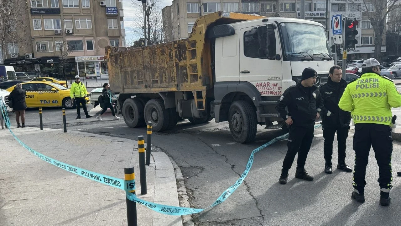 Hafriyat kamyonunun altında kalan kadının kurtuluş anı kamerada!
