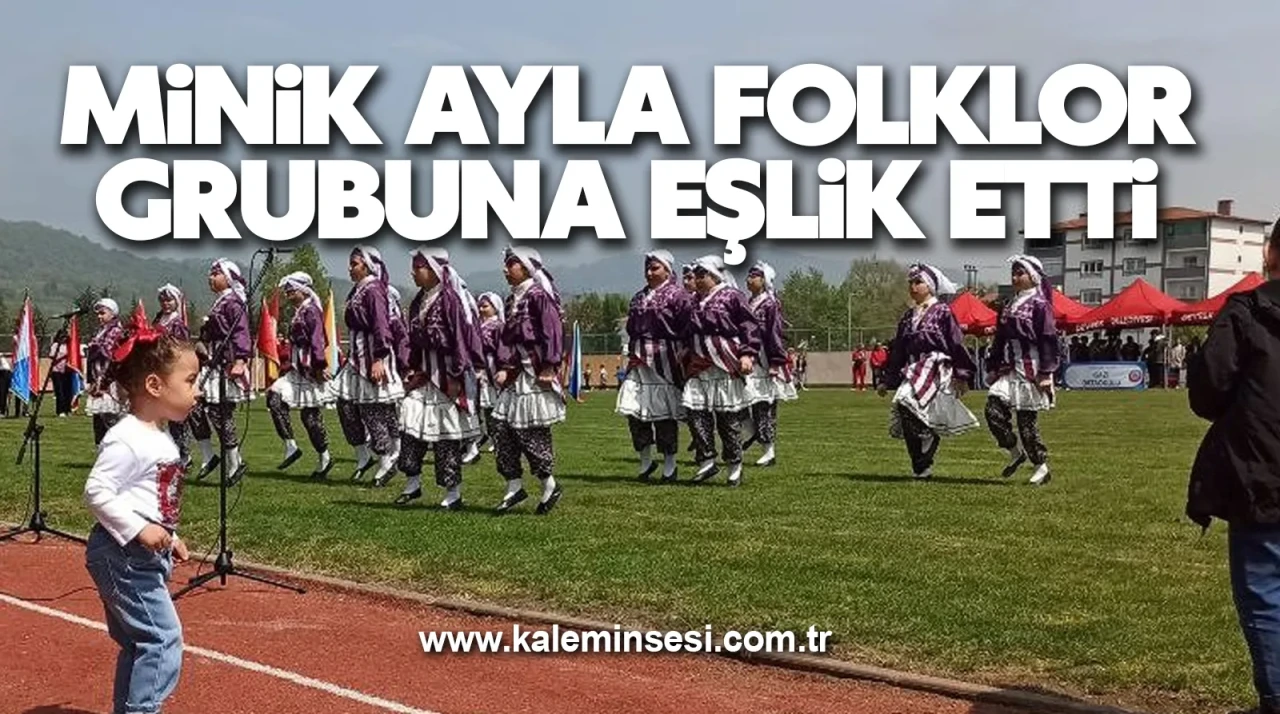 Minik Ayla folklor grubuna eşlik etti