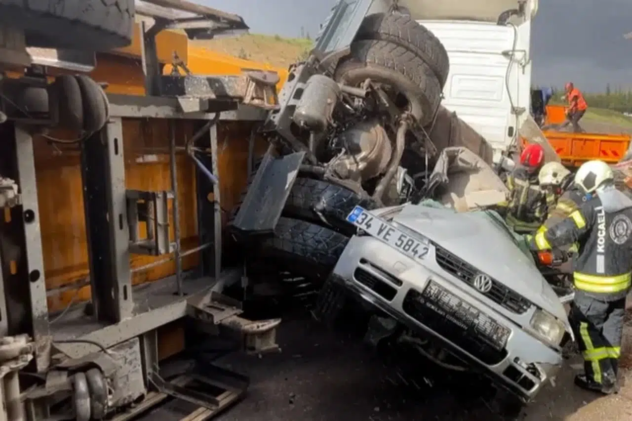 Zincirleme Trafik Kazası: 2 Kişi Hayatını Kaybetti