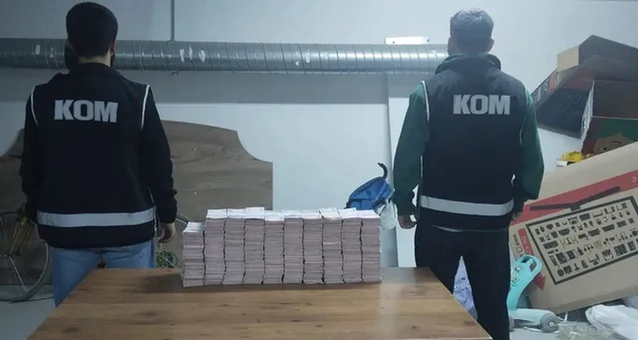 Bir evin bodrumundan çuvallar dolusu para çıktı