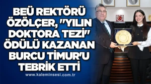 BEÜ Rektörü Özölçer, "Yılın Doktora Tezi" ödülü kazanan Burcu Timur'u tebrik etti.