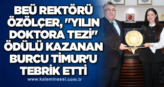 BEÜ Rektörü Özölçer, "Yılın Doktora Tezi" ödülü kazanan Burcu Timur'u tebrik etti.