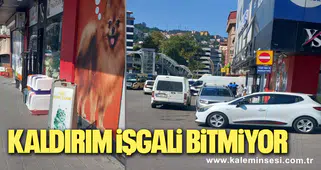 KALDIRIM İŞGALLERİ DURMUYOR! VATANDAŞ YOLDAN YÜRÜMEK ZORUNDA KALIYOR