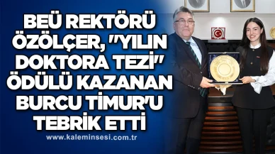BEÜ Rektörü Özölçer, "Yılın Doktora Tezi" ödülü kazanan Burcu Timur'u tebrik etti.