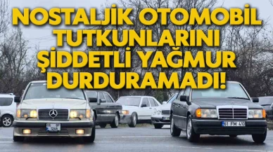 Nostaljik otomobil tutkunlarını şiddetli yağmur durduramadı!