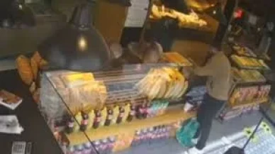 Bağış Kumbarasını Çalan Şahıs Güvenlik Kamerasına Takıldı!