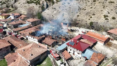 Çıkan yangında 2 ev, 1 araç yandı