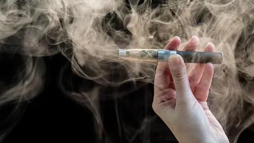 Çocuklar bile kullanıyor, elektronik sigara tehlikesi büyüyor