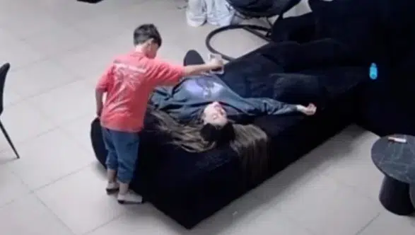 8 yaşındaki çocuk, annesinin hayatını kurtardı