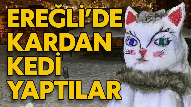 Mahalle sakinleri tarafından kardan kedi heykeli yapıldı.
