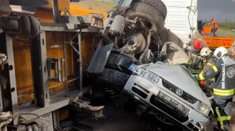 Zincirleme Trafik Kazası: 2 Kişi Hayatını Kaybetti