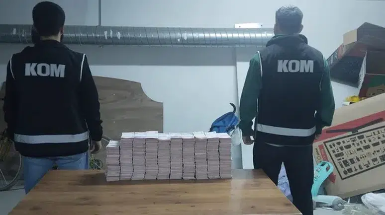 Bir evin bodrumundan çuvallar dolusu para çıktı