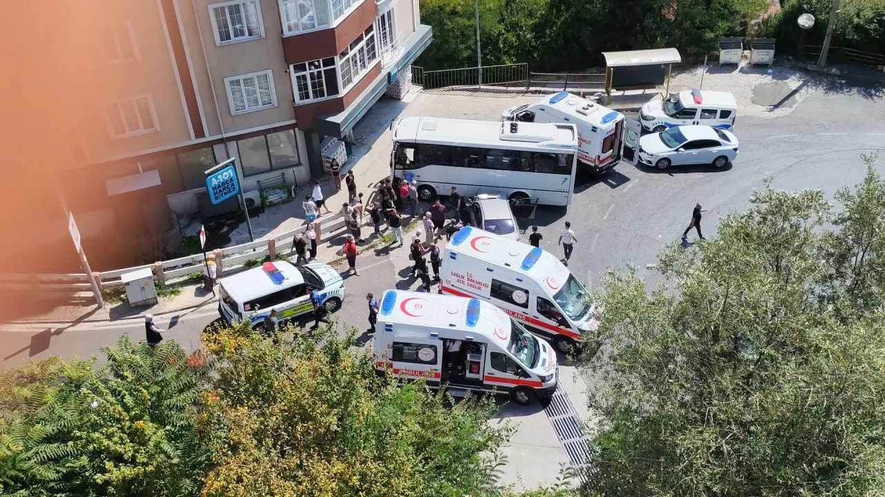Kilimli’de Taksi ile Halk Otobüsü Çarpıştı 3