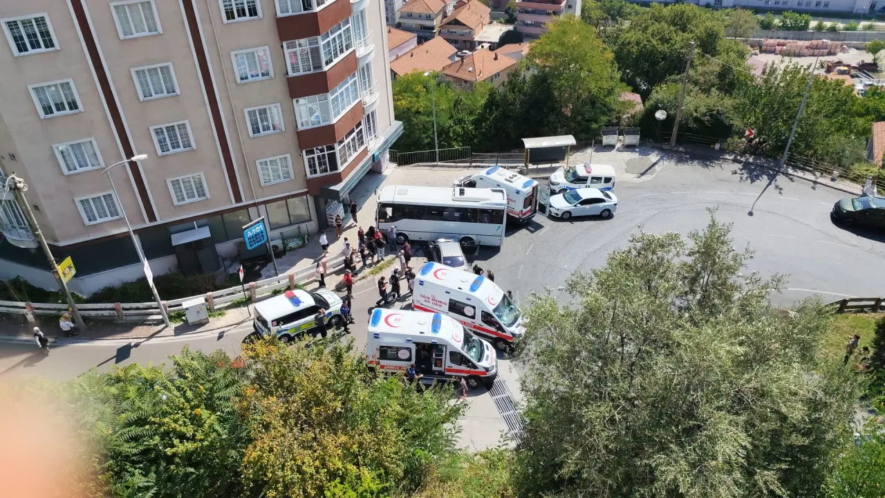 Kilimli’de Taksi ile Halk Otobüsü Çarpıştı 4
