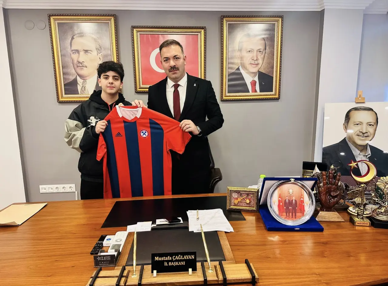 futbol, futbol ve şunu diyen bir yazı '1 กตงา D MustafaÇAĞLAYAN Mustafa ÇAĞLAYAN AYAN BAŞKANI' görseli olabilir