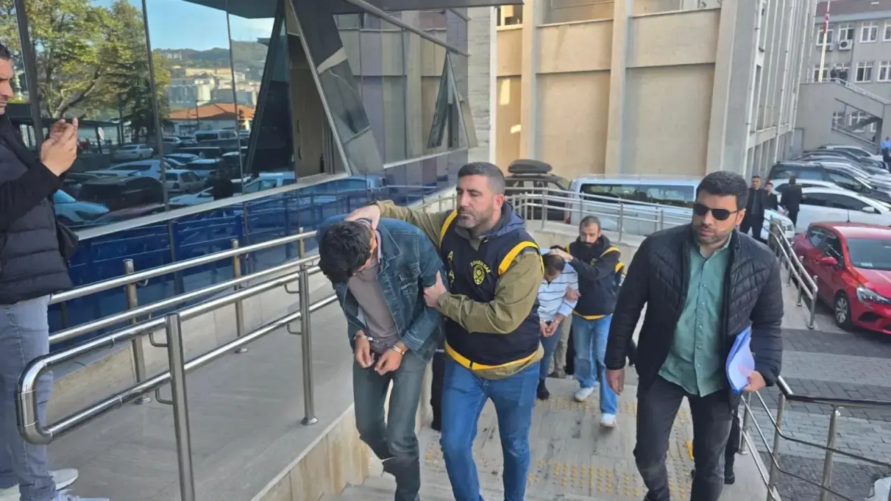 bir veya daha fazla kişi görseli olabilir