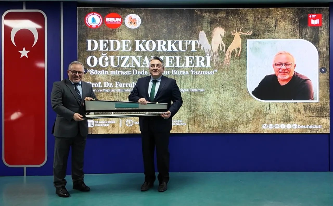 haber odası ve şunu diyen bir yazı 'Il BEUN okei DEDE KORKUT OĞUZNA.ELERİ *Sözün mirasi: Dede 성랑 utBursa ut Bursa Yazması" rof. ToLDr.Ferruh Dr. Ferruh in n veToplumBllimor V Toplum Himlor o 130量 ย้านอย Bolama T:12025 2025 טו! Pazartesi Salany ΩФ @๐๐๐ inbouhedutr' görseli olabilir