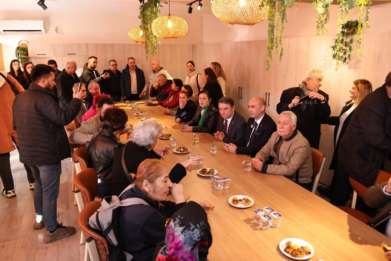 bir veya daha fazla kişi ve kalabalık görseli olabilir