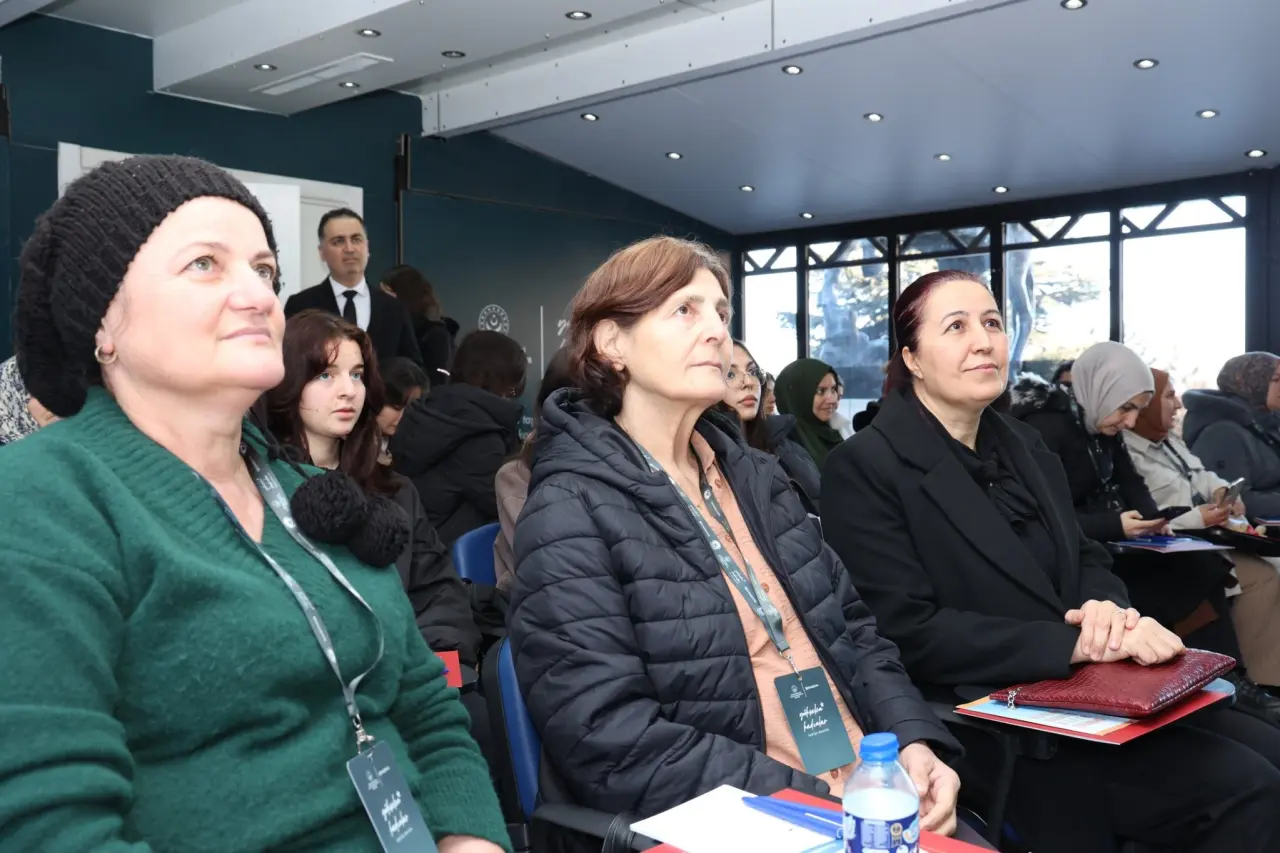 bir veya daha fazla kişi ve ders çalışan insanlar görseli olabilir