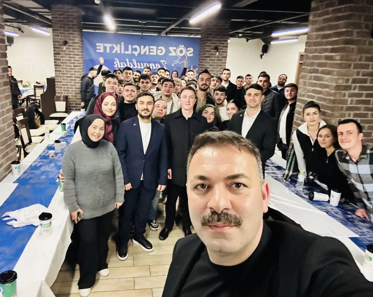 bir veya daha fazla kişi ve yazı görseli olabilir