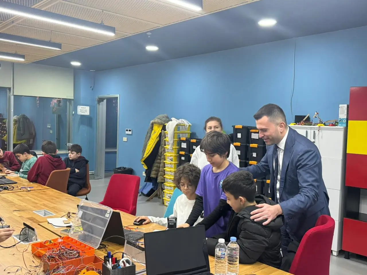 ders çalışma, çocuk oyuncağı ve masa görseli olabilir