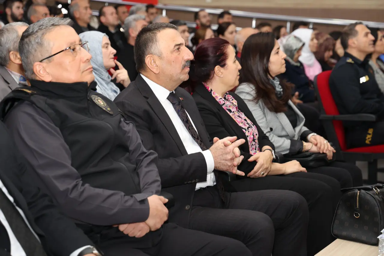 bir veya daha fazla kişi ve kalabalık görseli olabilir