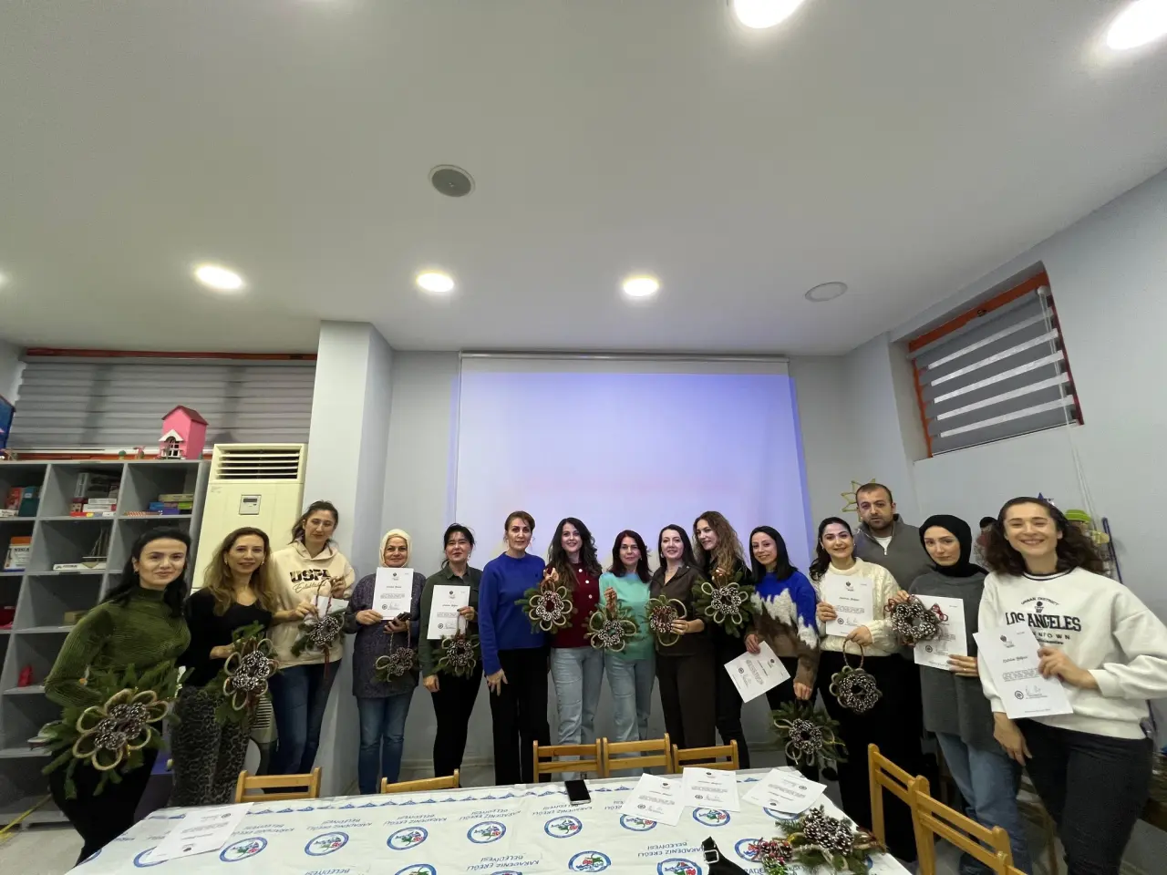 ders çalışma, çiçek ve yazı görseli olabilir