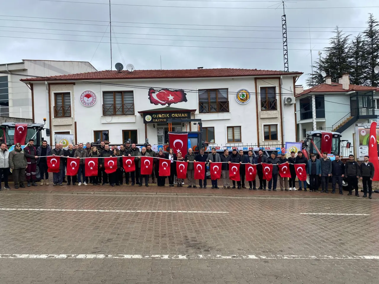 bir veya daha fazla kişi ve yazı görseli olabilir