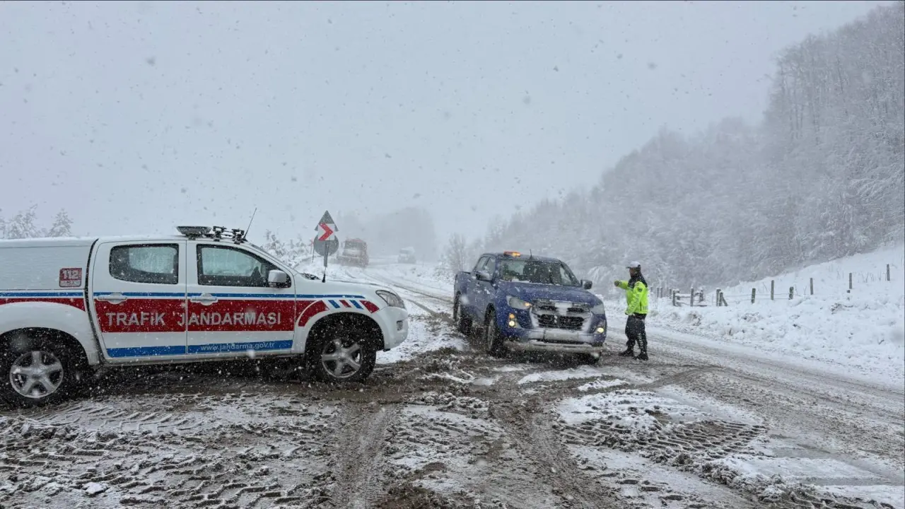 ambulans, kar küreyici, kayak pisti, yol ve şunu diyen bir yazı '112 RAFiK "JANDARMAS EIEA iel' görseli olabilir