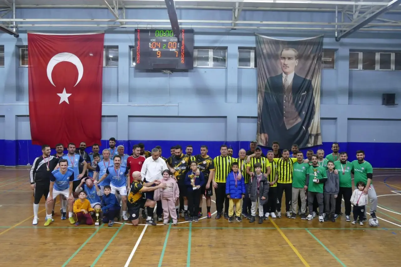 futbol, basketbol ve yazı görseli olabilir