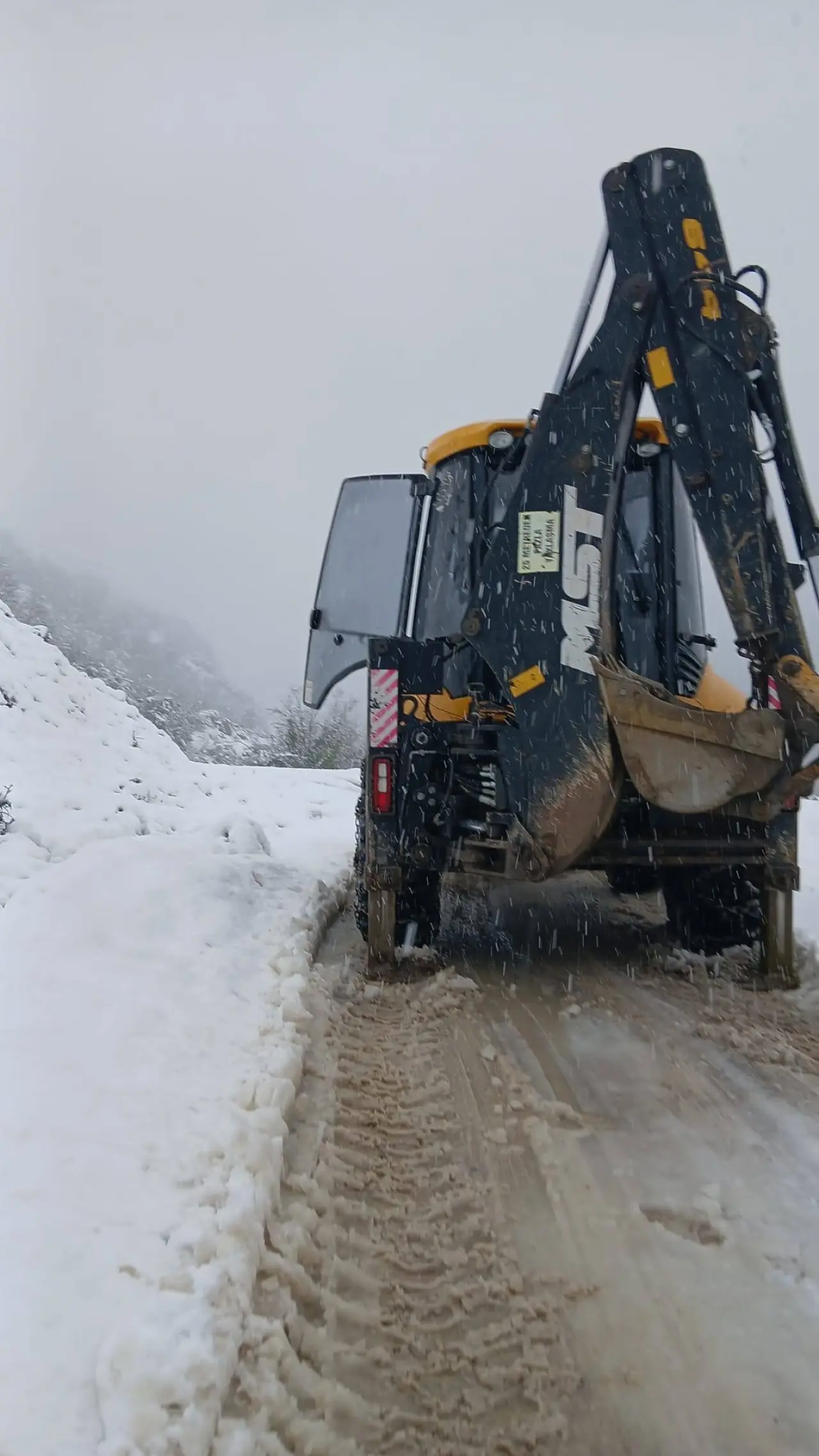 kar küreyici ve yazı görseli olabilir