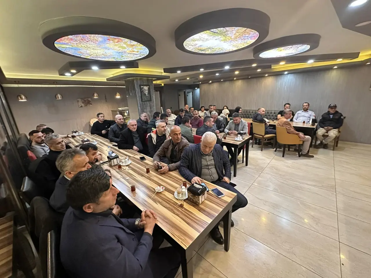 5 kişi ve satranç görseli olabilir