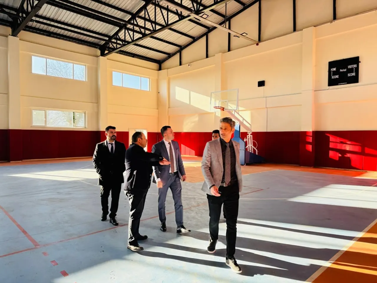 4 kişi ve basketbol oynayan insanlar görseli olabilir