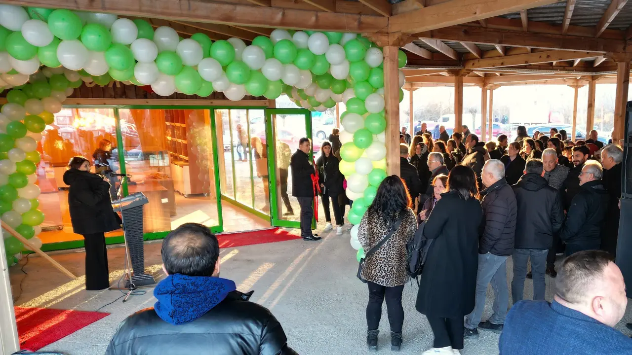 8 kişi ve aydınlatma görseli olabilir