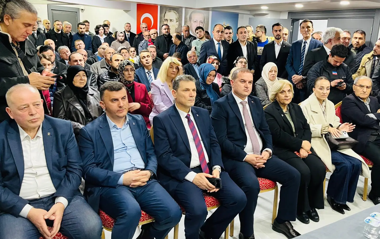 bir veya daha fazla kişi ve kalabalık görseli olabilir