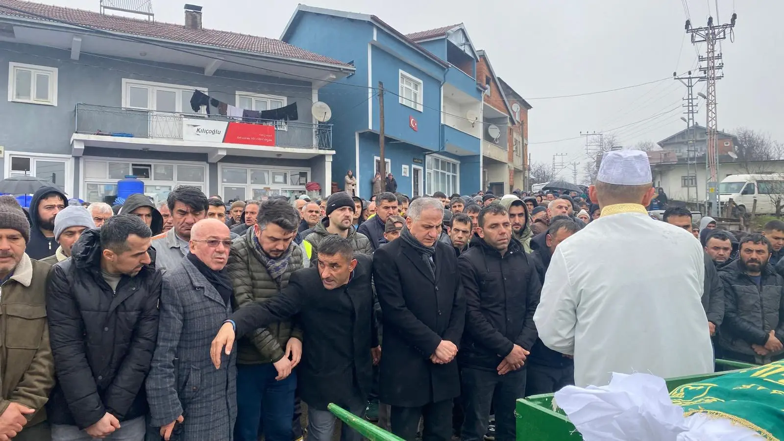 bir veya daha fazla kişi ve yazı görseli olabilir