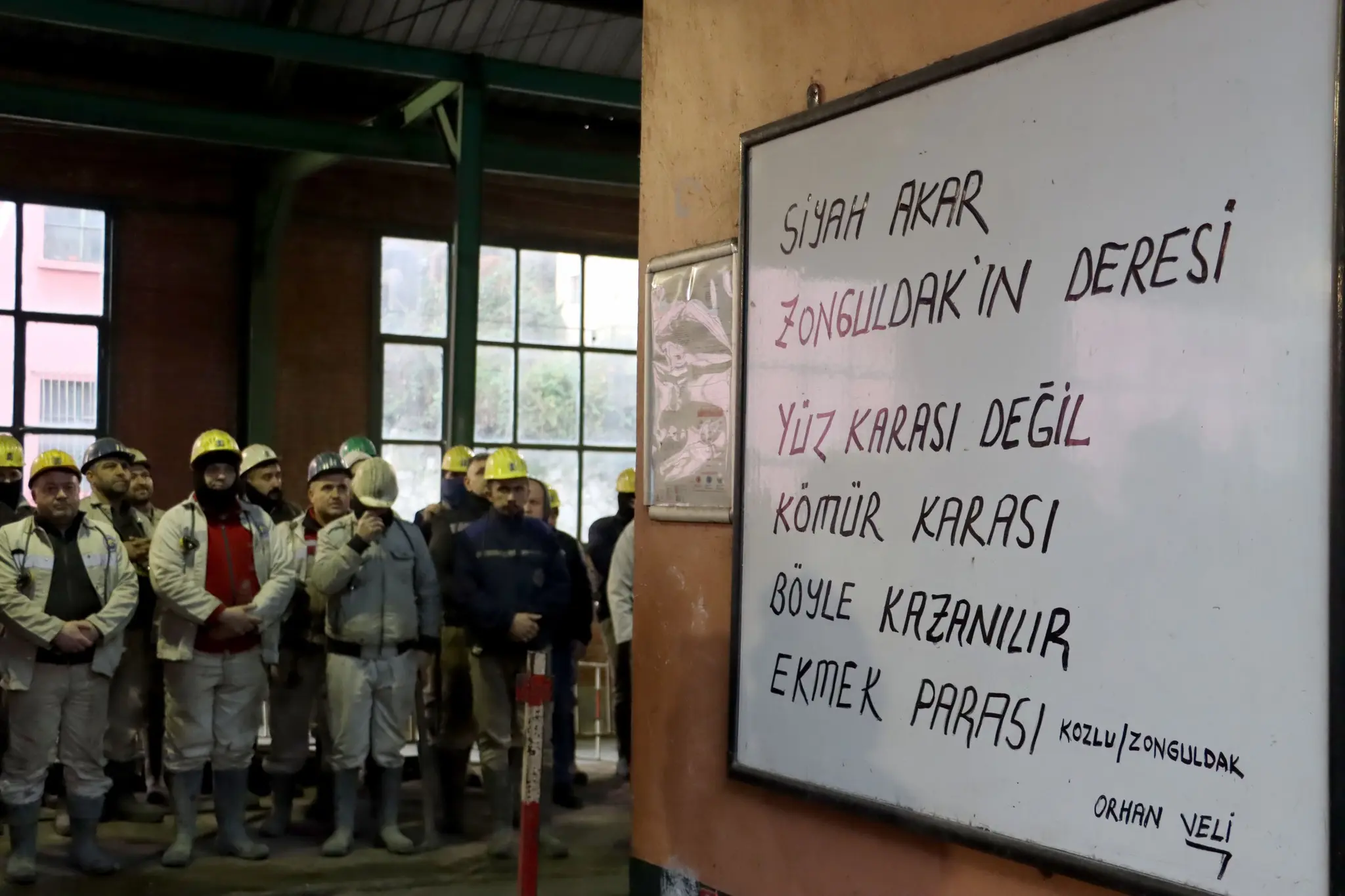 dökümhane ve şunu diyen bir yazı 'SIYAK AKAR ZONGULDAK IN DERESİ YiZ KARASI DEĞİL KÓMÜR KARASI BÖYLE KAZANILIR EKMEK PARASI KOZLU KOZLU/ZONGULDAK ZONGULDAK ORHAN VELI ORHAN' görseli olabilir