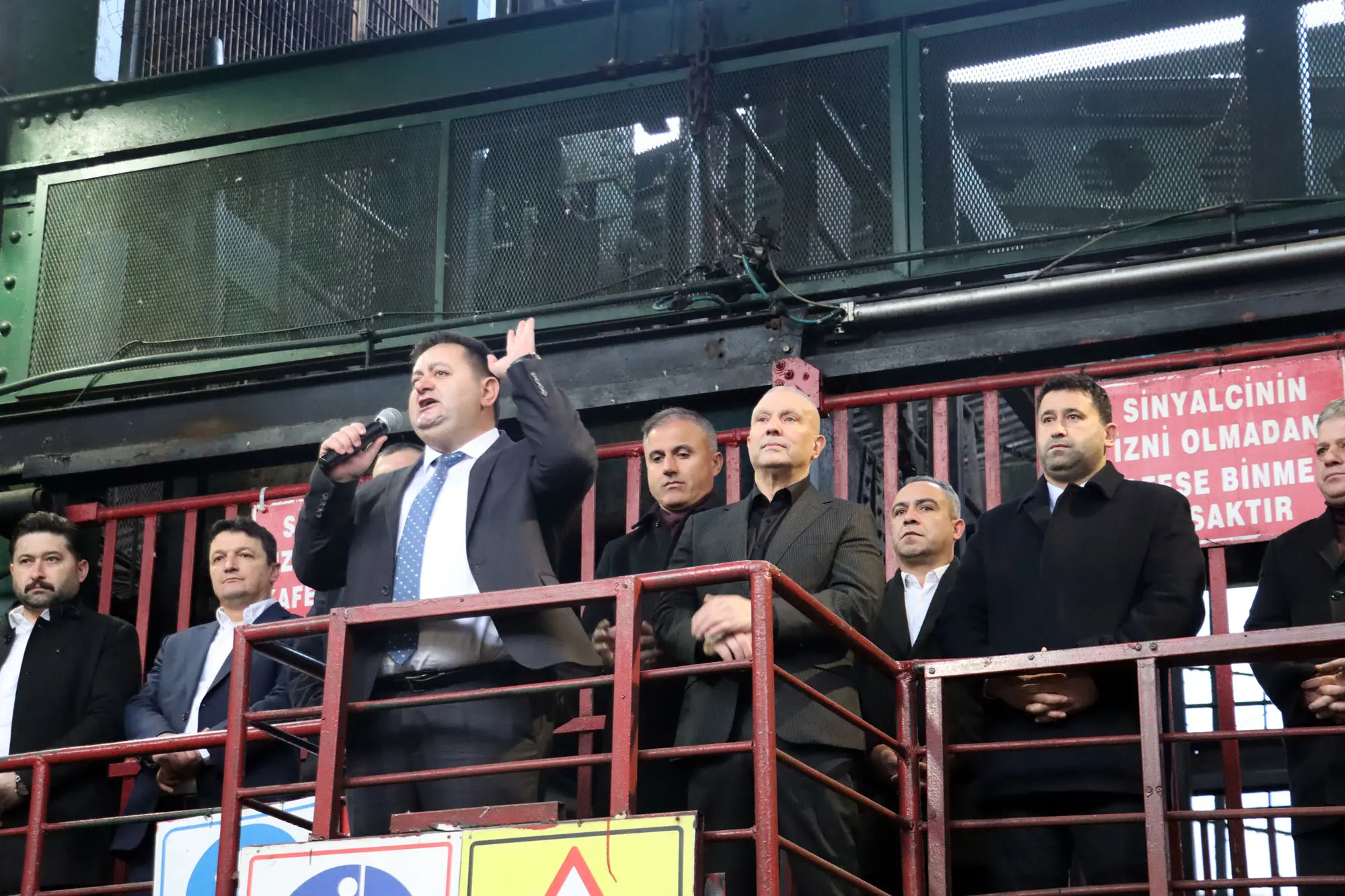 kalabalık ve şunu diyen bir yazı 'AFE SİNYALCİNİN İZNi OLMADAN ESE BİNME SAKTIR' görseli olabilir