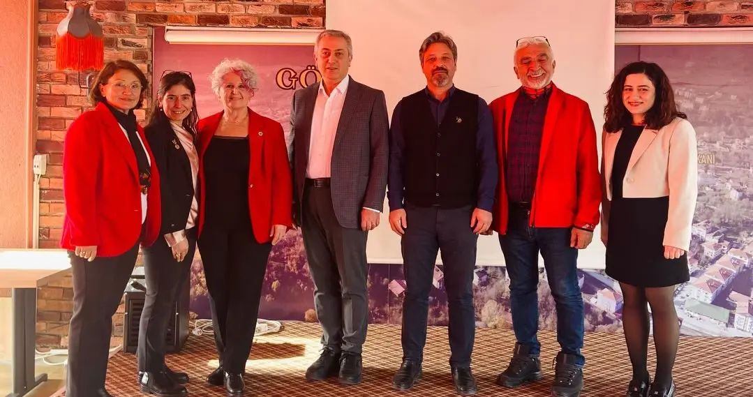 bir veya daha fazla kişi ve takım elbise görseli olabilir