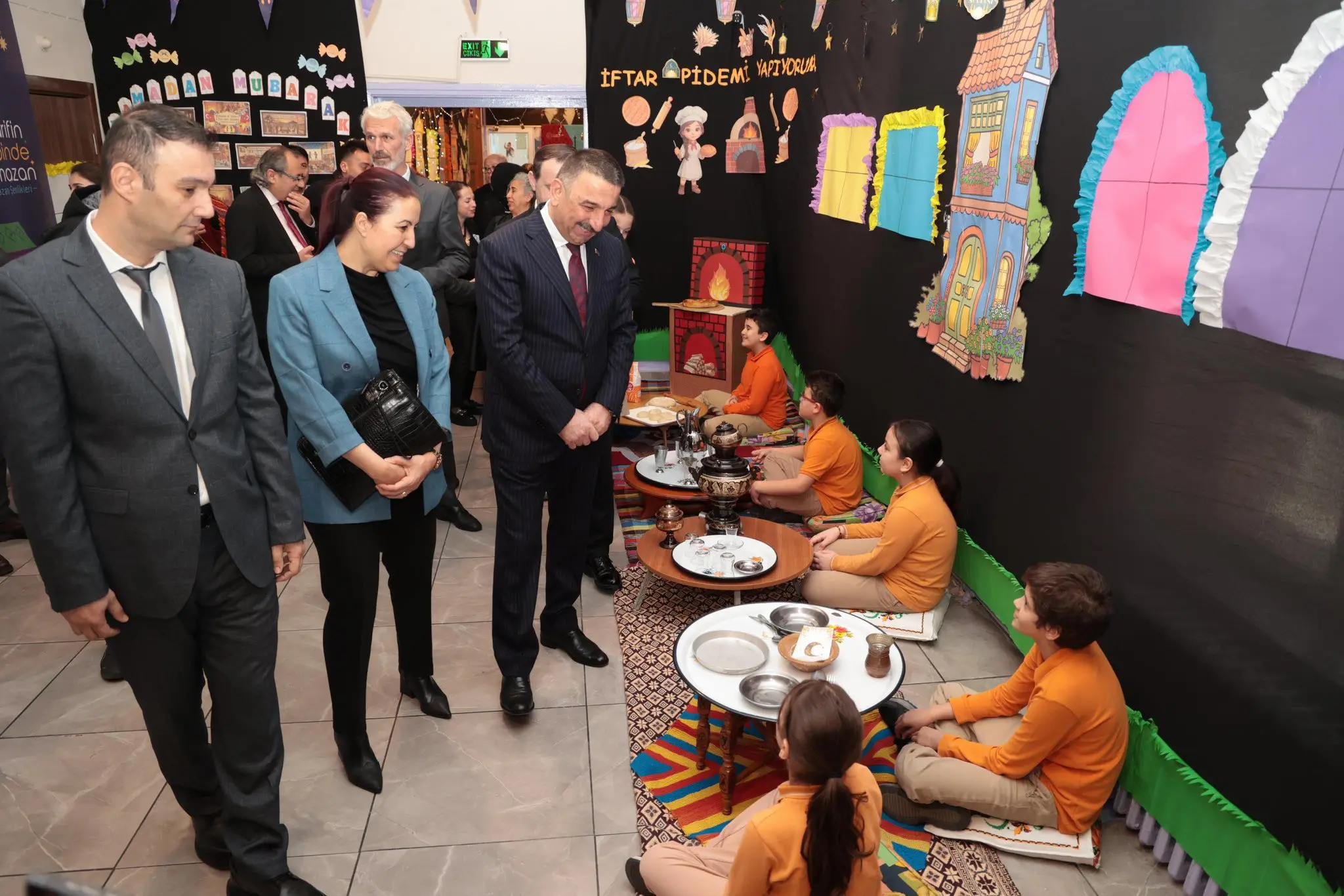 bir veya daha fazla kişi ve yazı görseli olabilir