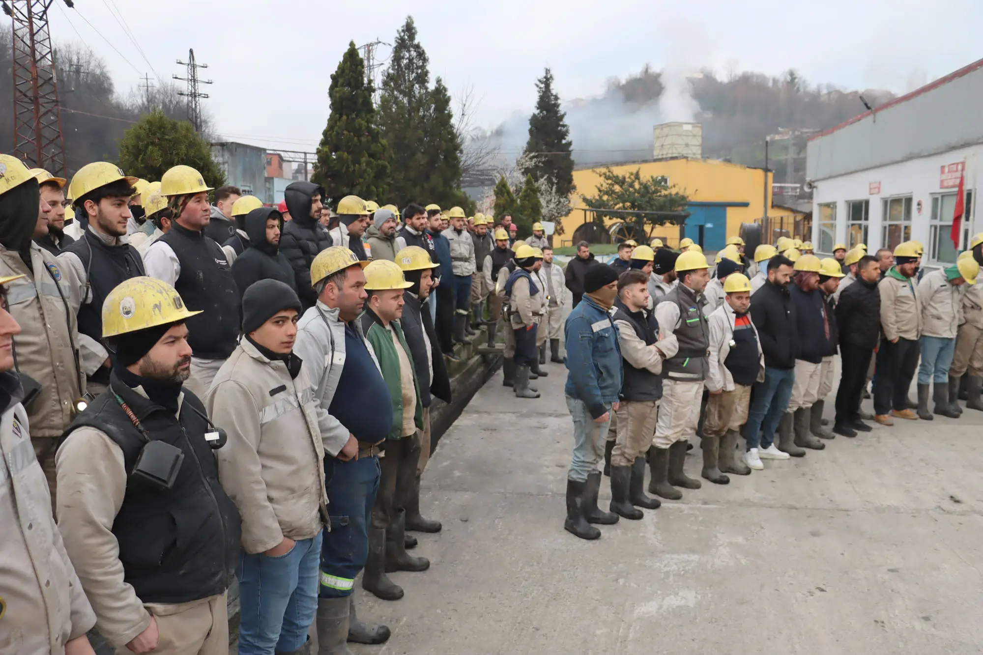 bir veya daha fazla kişi ve yazı görseli olabilir