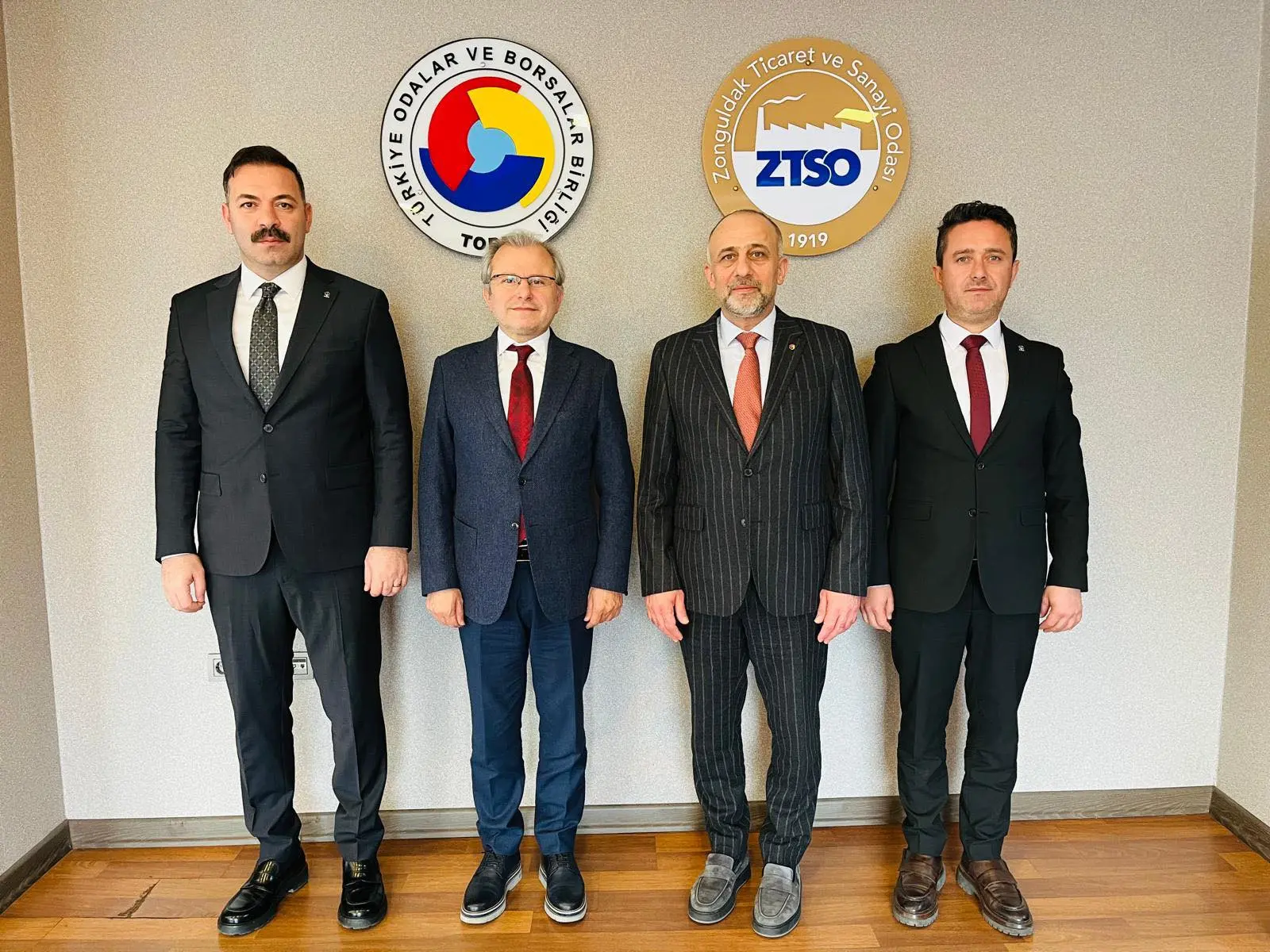 bir veya daha fazla kişi ve şunu diyen bir yazı 'ODALAR VE PORALA BORSALAR OPALAR BİRLİG IRLIGI ไุย τοι TORAU Ticaret ve Sanay Sanayi 16u tepinbuoz ZTSO 品 Odası 1919' görseli olabilir