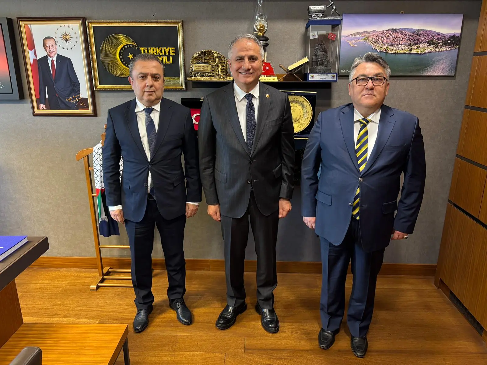 takım elbise, haber odası ve yazı görseli olabilir