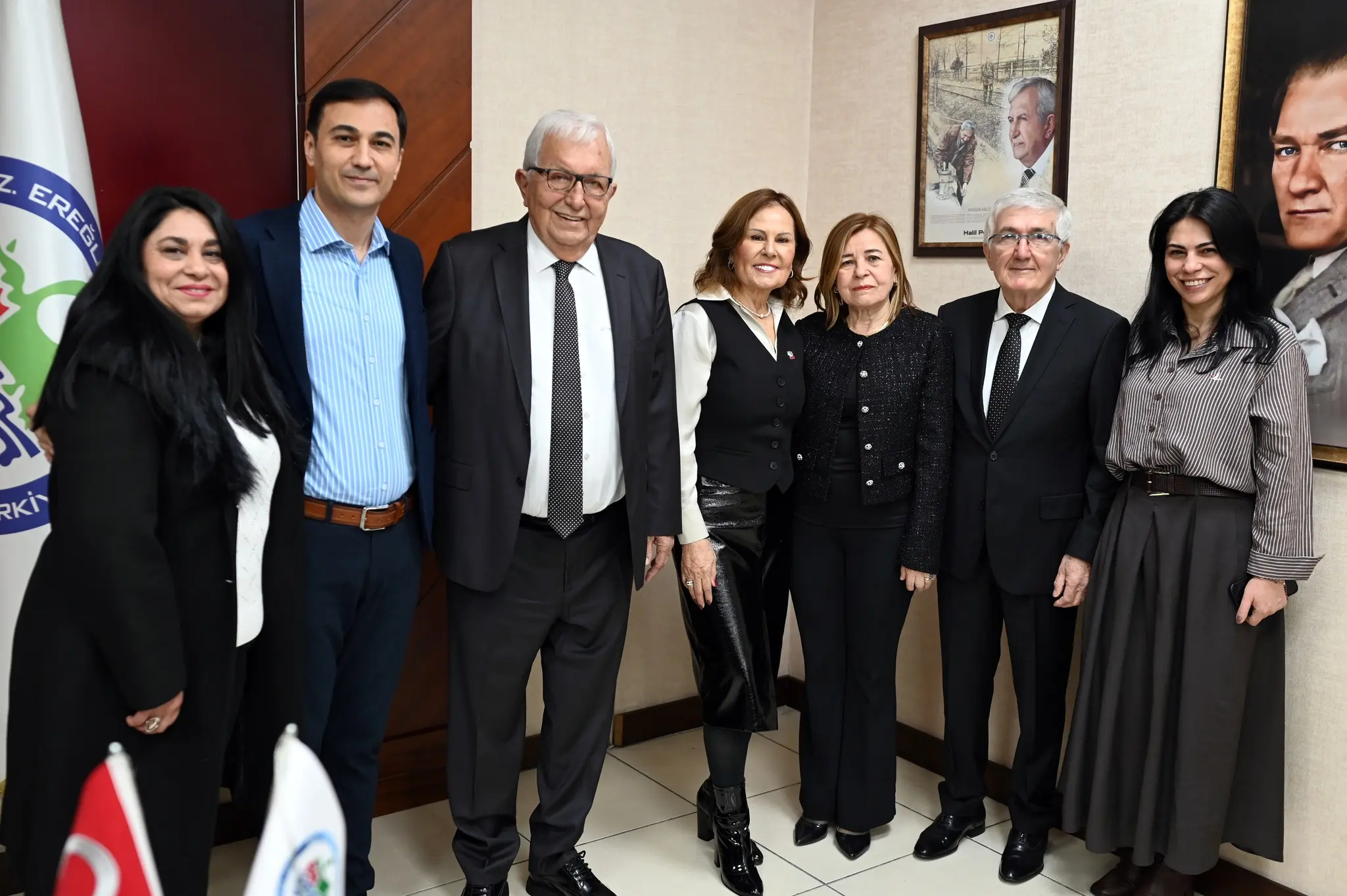 bir veya daha fazla kişi ve şunu diyen bir yazı 'ERES EREE ર' görseli olabilir