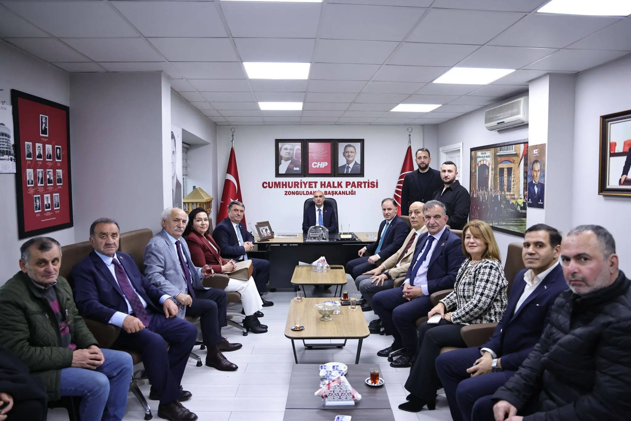 bir veya daha fazla kişi ve şunu diyen bir yazı 'ሰቡ BLO 週月区日 100 E ي CHP CUMHURİYET CUMHURİYETHALKPARTİSİ HALK PARTİSİ ZONGULDAK BAŞKANLIĞI 드 GUd' görseli olabilir