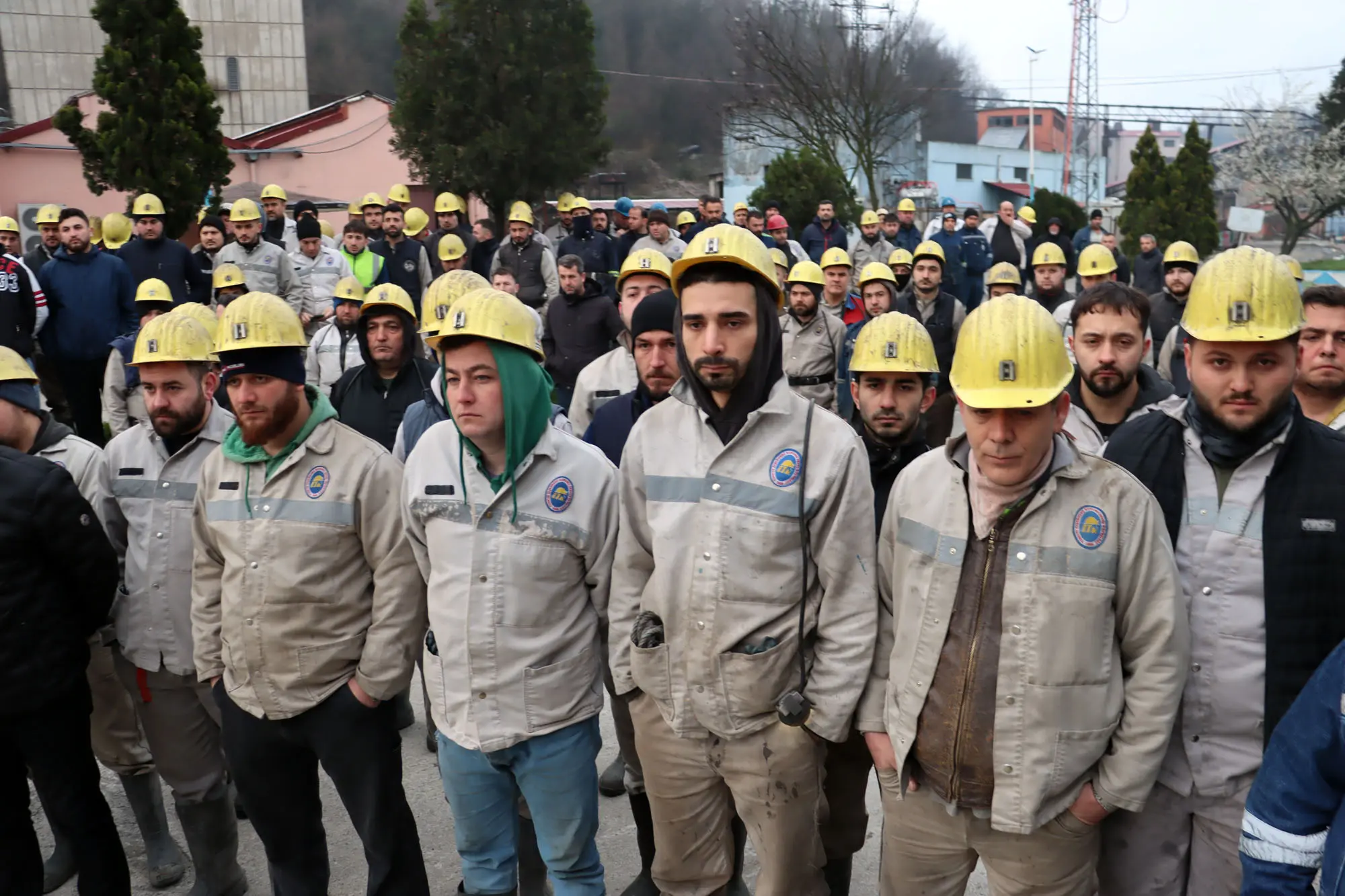 bir veya daha fazla kişi ve yazı görseli olabilir