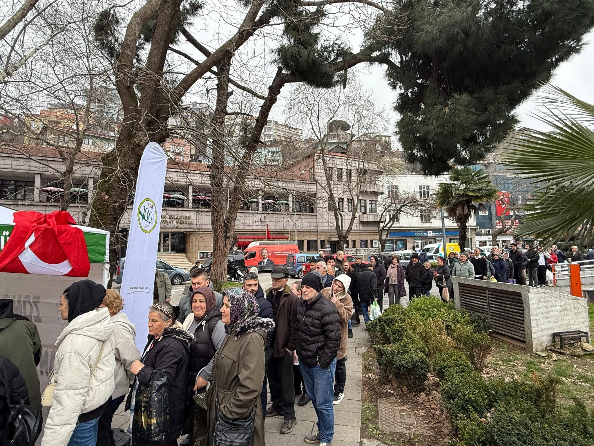 bir veya daha fazla kişi, ağaç, kalabalık ve yazı görseli olabilir