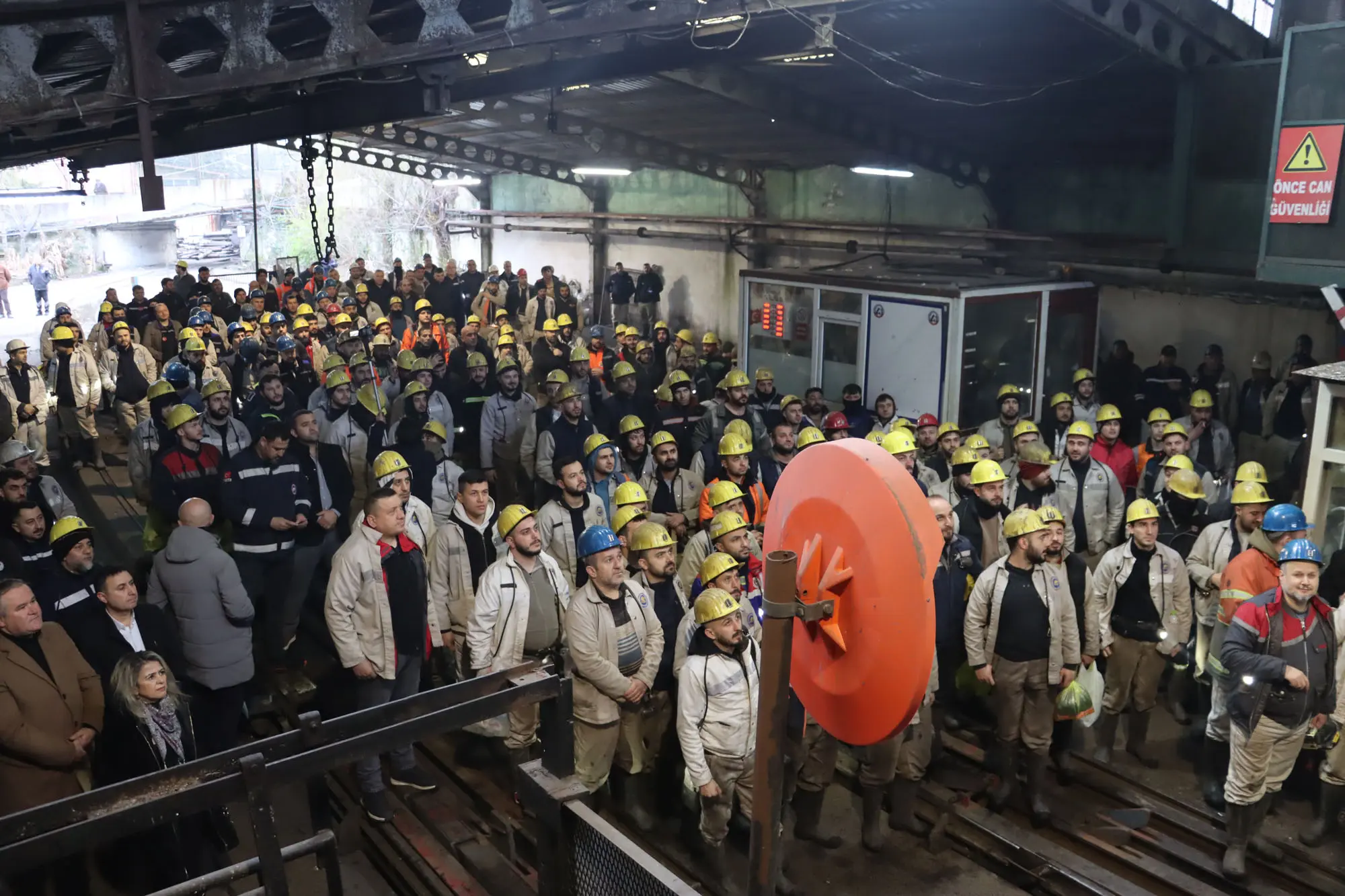 tren, dökümhane, kalabalık ve şunu diyen bir yazı '! ÖNCE CAN GÜVENLİĞI' görseli olabilir