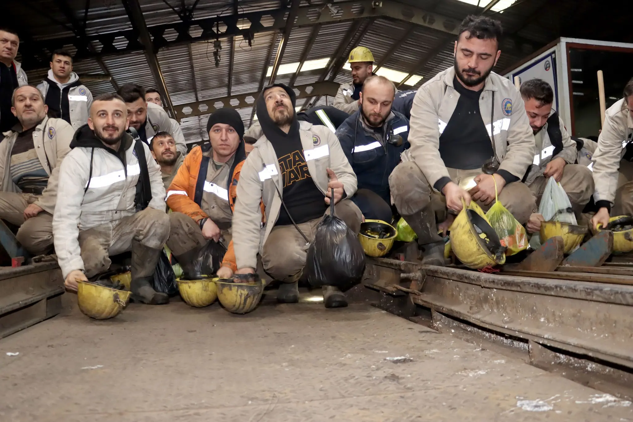 bir veya daha fazla kişi, tren, dökümhane ve yazı görseli olabilir